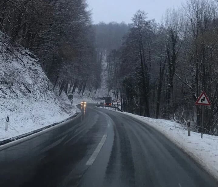 Cesta na Krndiji prohodna, snijega nema na cesti /FOTO/