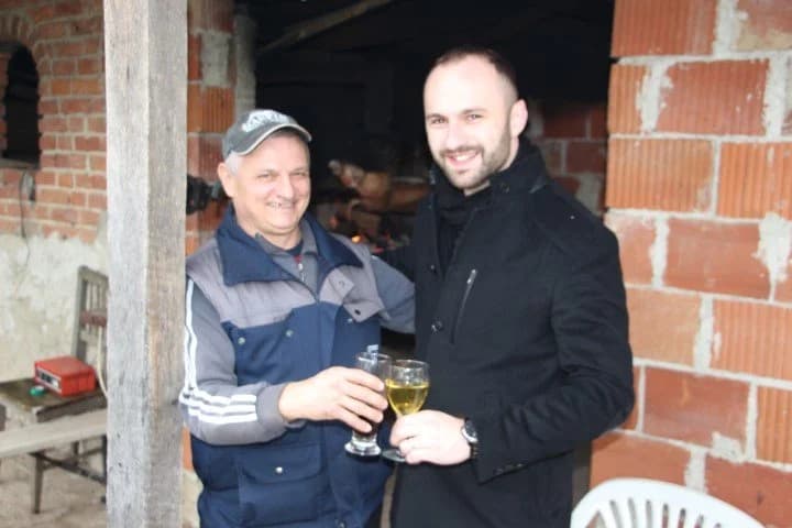 To je kirvaj: Žitelji Frkljevaca i Kadanovaca peku pečenke, a žene spravljaju sarmu i kolače /FOTOGALERIJA/