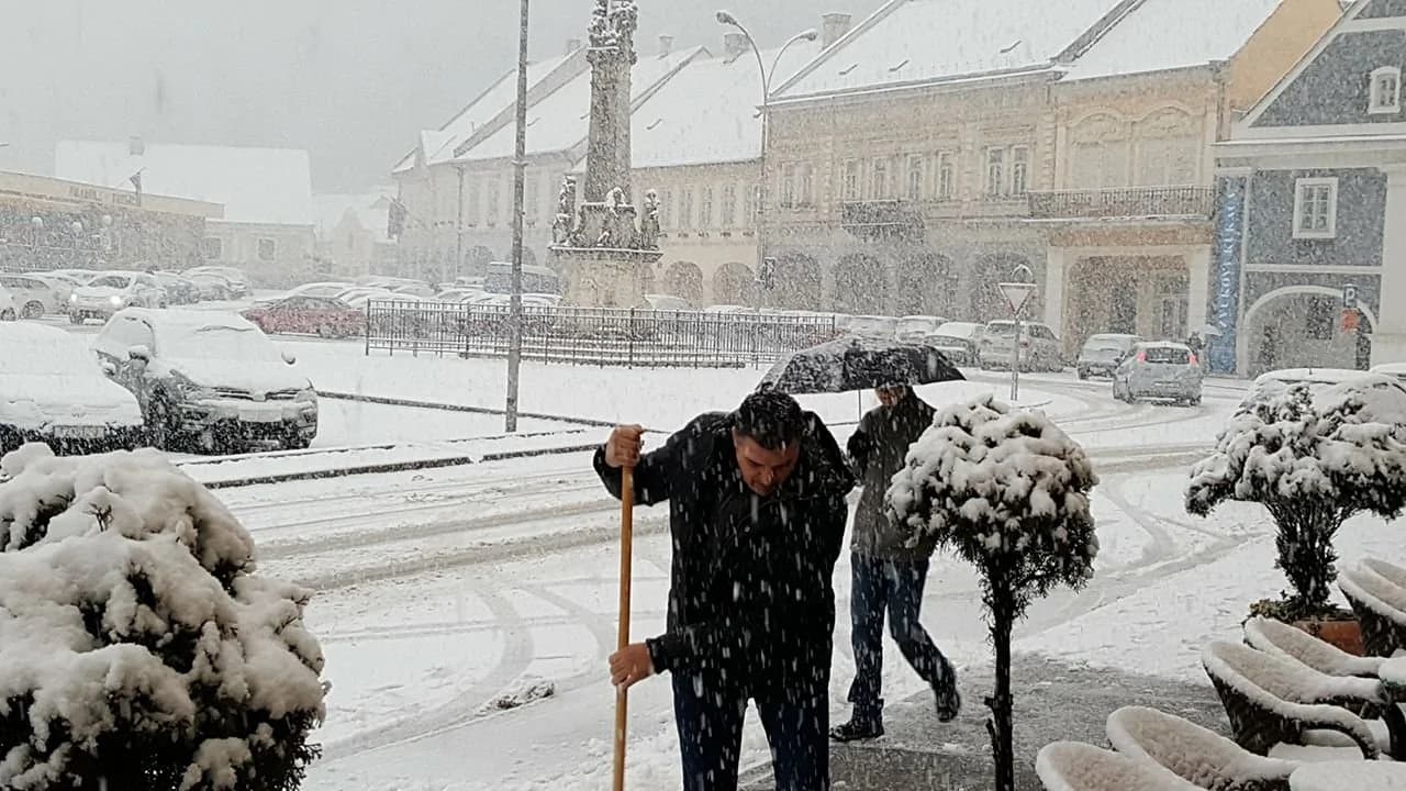 Bijele koke s neba pale: Požegu zabijelio snijeg, zimska služba na terenu