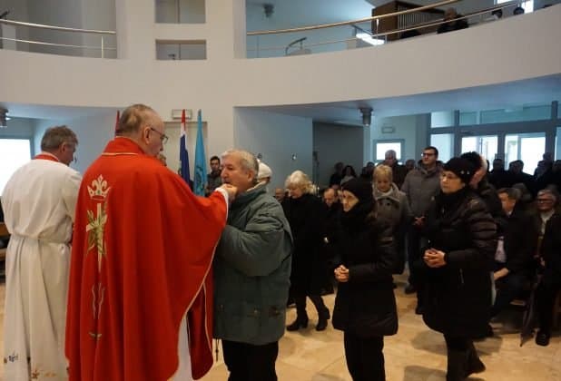Biskup Škvorčević sa zatočenicima srpskog logora u Staroj Gradiški