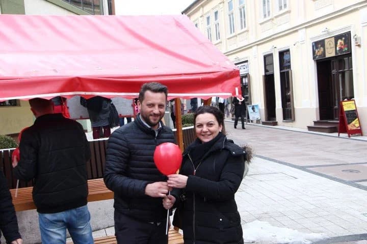 Od radionice s jednim automehaničarem do autoškole sa srcem: U prigodi Valentinova HERZ darivao sugrađanke /FOTO/