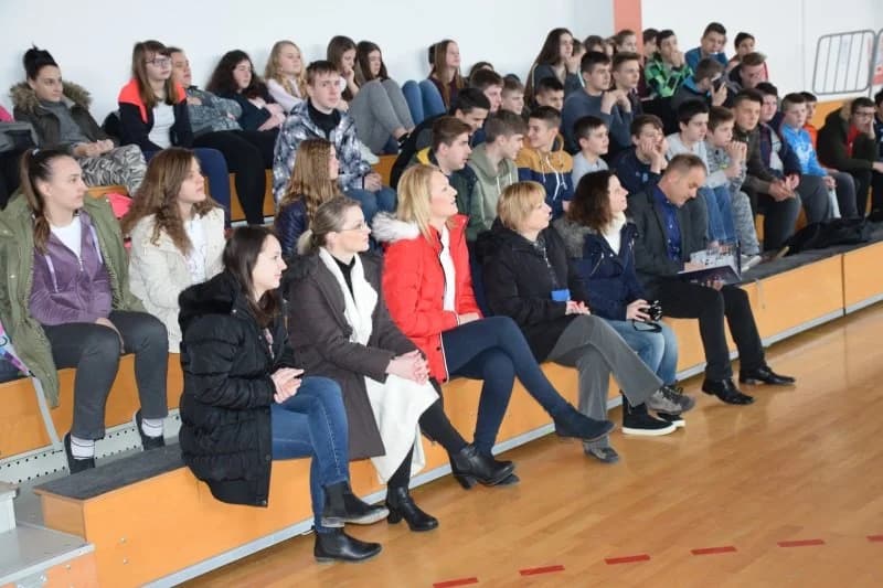 Kaptolačkim učenicima na praktičan način približeni poslovi forenzike i kriminalistikeo