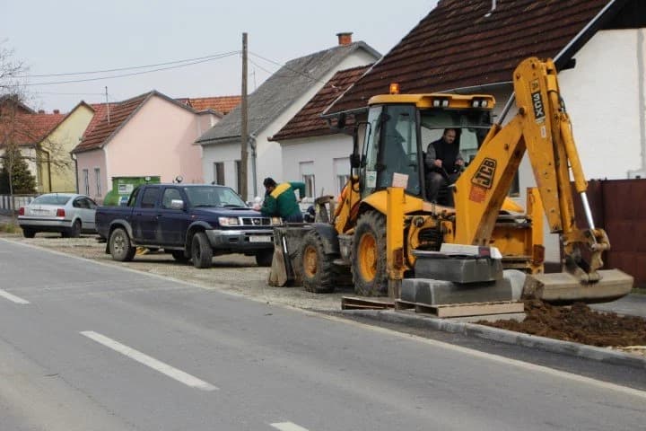 Veća sigurnost pješaka, ponajprije učenika: Vrijeme im išlo na ruku pa nogostup, most i autobusno stajalište završili prije snijega
