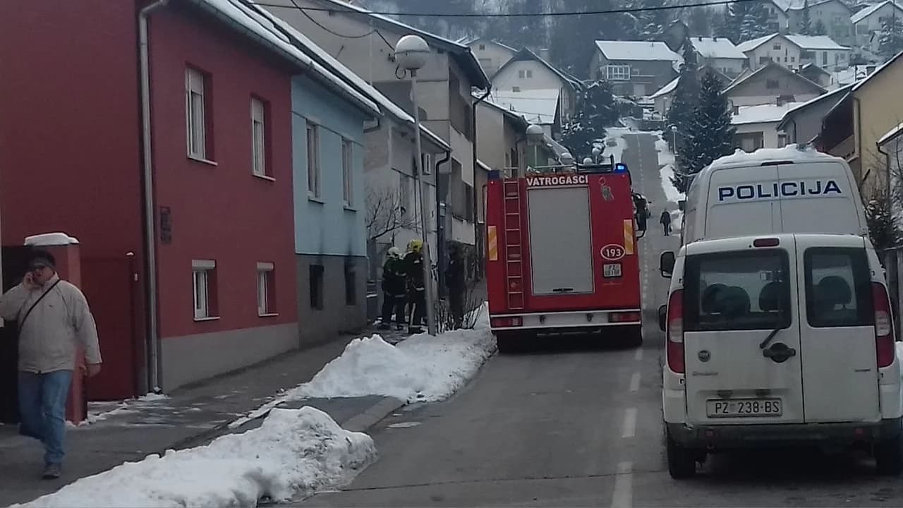 Požar kuće u Vinogradskoj ulici: Na terenu vatrogasci i policija