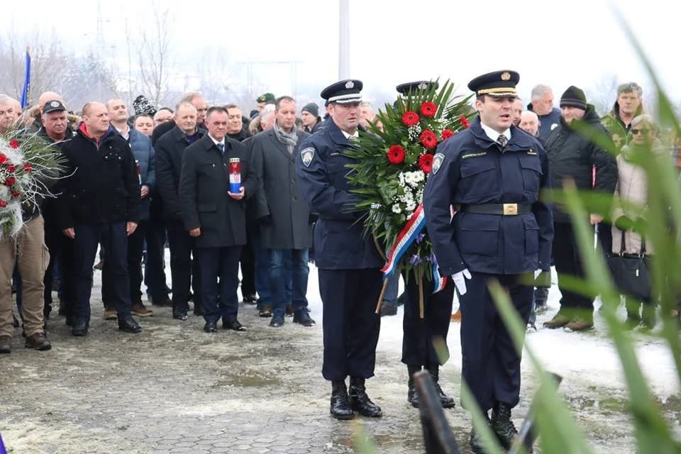 Pobjednički mimohod kroz Pakrac i pijetet poginulim braniteljima /FOTO/