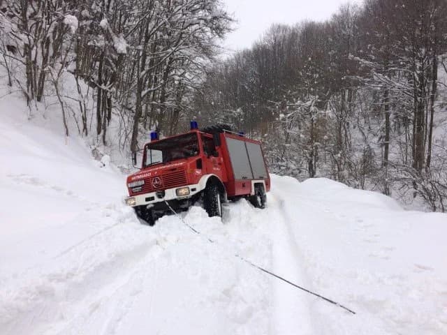 Snijeg na Papuku predubok i za veličke vatrogasce /FOTO/