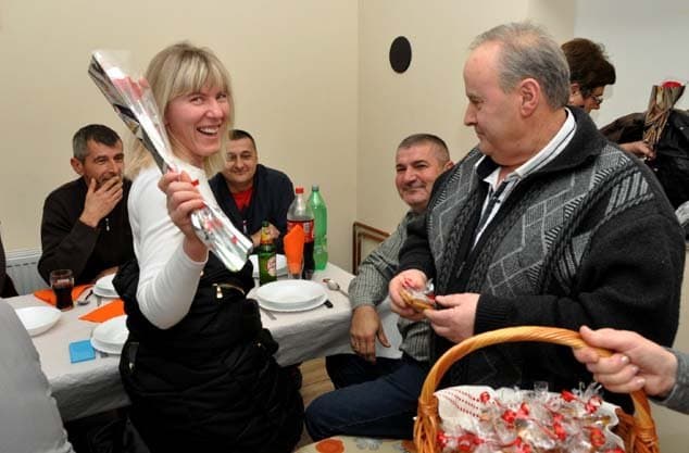 SVEČANOST MATICE UMIROVLJENIKA“ORLJAVA“ IZ BRESTOVCA: Žene primile karanfile i poklone uz svoj dan /FOTOGALERIJA/