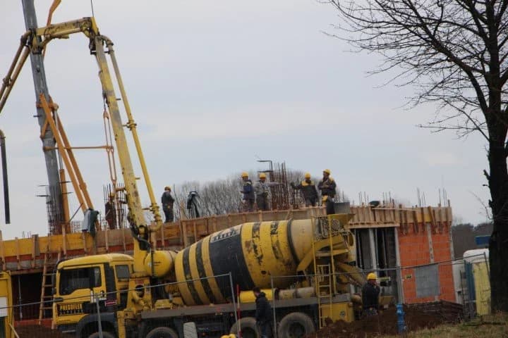 Ni kiša ne zaustavlja radove: Postavlja se druga deka na Poduzetničkom inkubatoru u Požegi /FOTO/