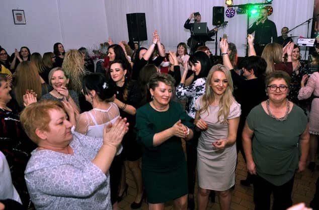 JOŠ JEDNA FEŠTA UZ DAN ŽENA: Veličke odbojkašice sa 250 žena veselile se duboko u noć /FOTOGALERIJA/