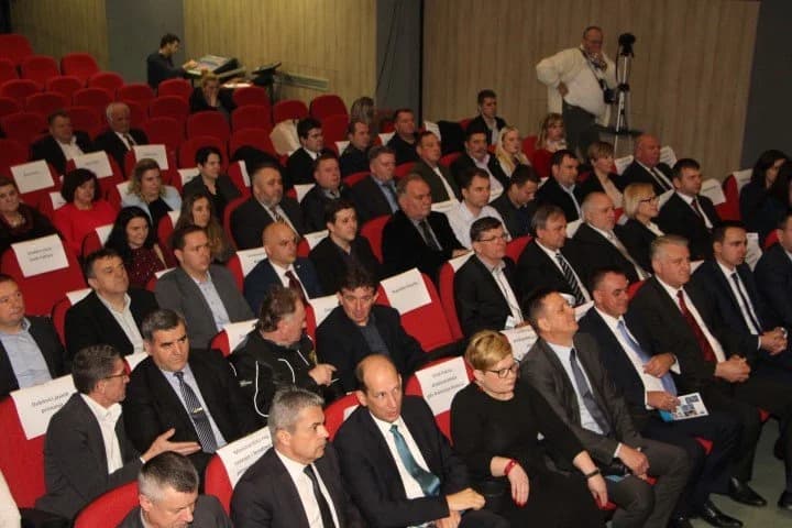 Svečanom sjednicom, polaganjem vijenaca i služenjem euharistrijskog slavlja proslavljen Dan grada Pakraca /FOTOGALERIJA/