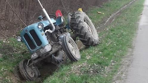 Sletio u jarak: Vozač ispao, traktor nastavio vožnju dobrih 200 m