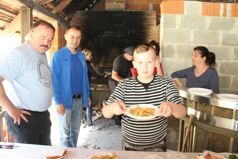 Planinari i ljubitelji prirode u berbi srimuša na padinama Papuka /FOTO/