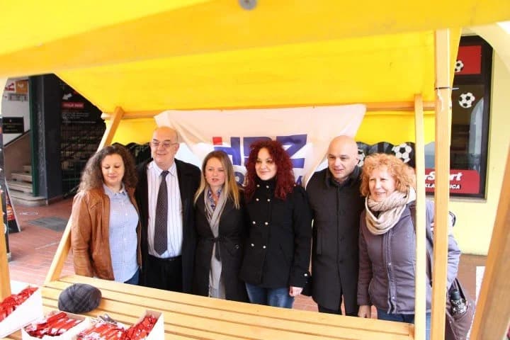 HDZ za Dan žena: Članice "Katarine Zrinski" i čelnici Gradskog odbora sugrađankama darivali cvijeće