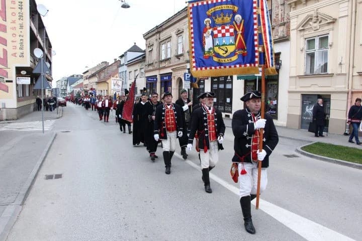 Živopisne odore i staro naoružanje povijesnih postrojbi oduševilo Požežane i njihove goste /FOTOGALERIJA/