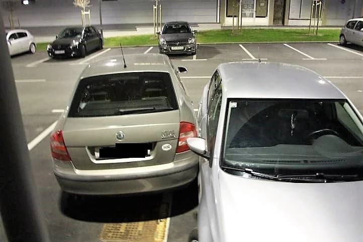 Evo što se dogodi kad auto ostavite u "leru" - sam se preparkira.....