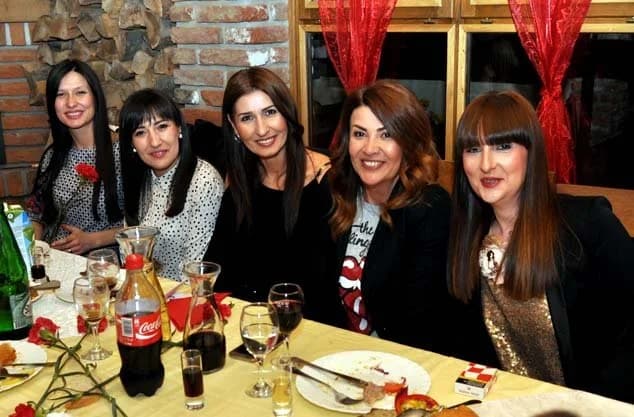 Tradicija se nastavlja: Trgovkinje s prijateljicama slavile svoj dan, muževi ostali čuvati djecu /FOTOGALERIJA/