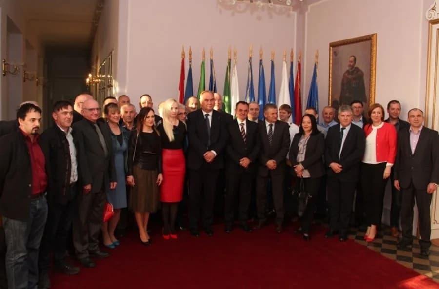 Posljednja sjednica aktualnog saziva: Neslaganje oko imenovanja Samardžića i zajednička fotka za kraj
