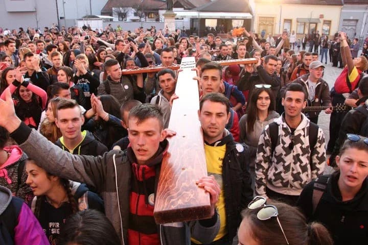 Put na kojem se brojilo puno kilometara: Više od tisuću pješaka-hodočasnika na XIX biskupijskom križnom putu mladih /FOTOGALERIJA/
