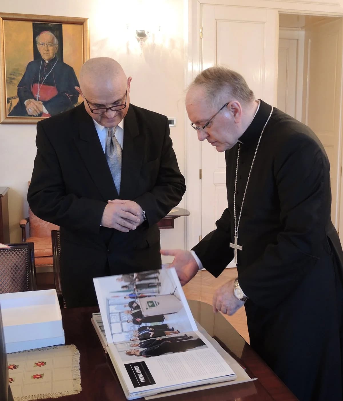 Požeški biskup msgr.dr. Antun Škvorčević primio ravnatelja pleterničke Knjižnice i čitaonice prof. Franju Novaka