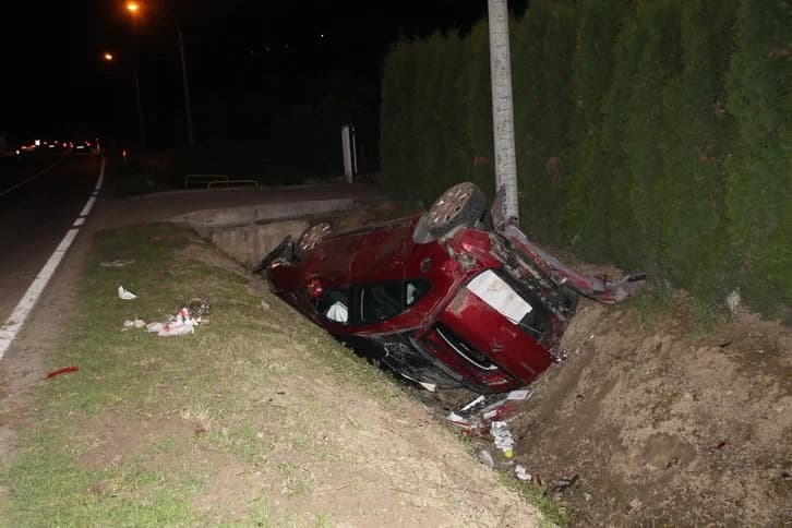 Dvoje ozlijeđenih: Sletjeli u putni kanala, udarili u betonski stup i prevrnuli se na krov /FOTO/