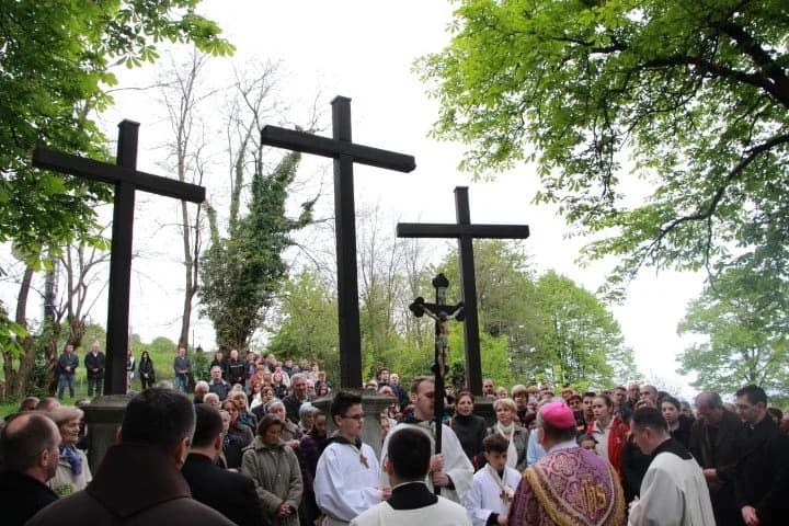 Biskup Škvorčević predvodio pobožnost križnog puta na požeškoj Kalvariji: Što se to događa s Hrvatskom? /FOTOGALERIJA/
