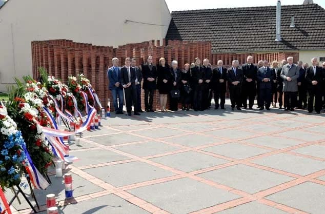 Proslava Dana Požeške-županije: Položeni vijenci i zapaljene svijeće na mjestu uspomena /FOTOGALERIJA/