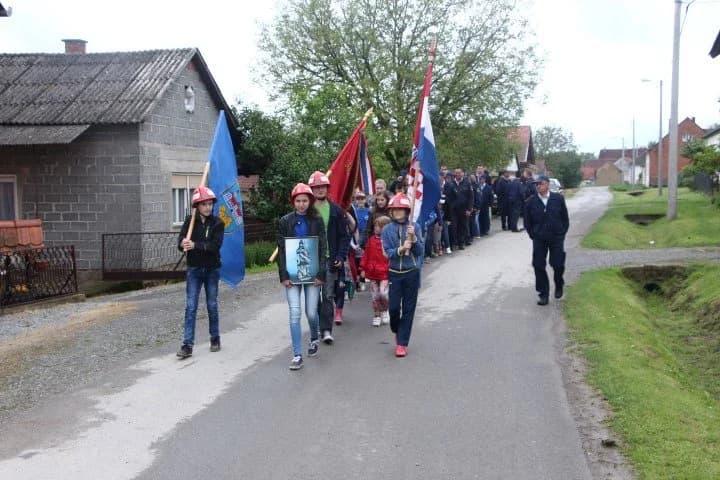 Grabarački vatrogasci mimohodom kroz selo, polaganjem vijenaca i euharistijskim slavljem proslavili sv. Florijana /FOTOGALERIJA/