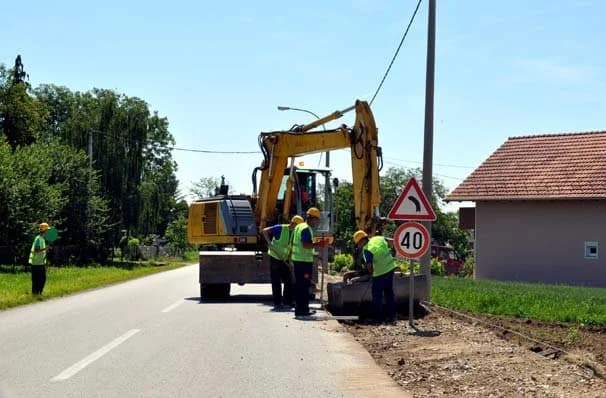 Izgrađuje se nogostup duž cijele Vetovačke ulice u Kaptolu, izvode se i radovi na energetskoj obnovi Osnovne škole /FOTO/