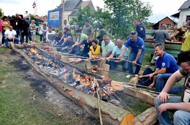 Najbolju „slaninsku ružu“ ispekli veterani NK Kaptol /FOTOGALERIJA/
