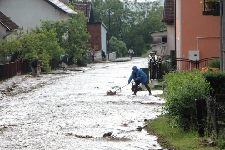 Mještani Vranduka i Vidovaca u borbi s vodenim bujicama: "Za samo pet minuta dvorišta su već bila pod vodom" /FOTOGALERIJA/