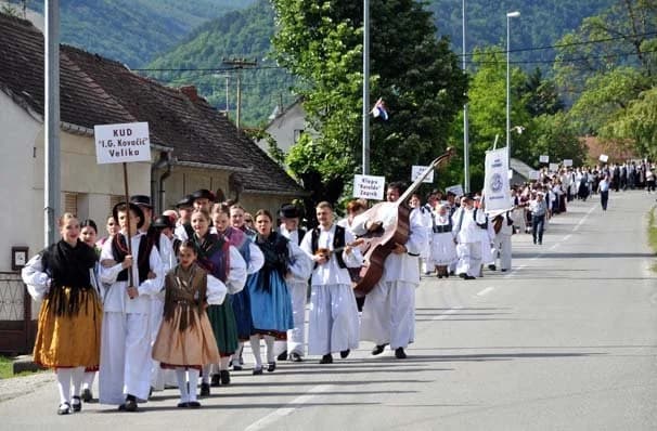 Međunarodna smotra folklora u Velikoj: "Kultura i tradicija zavičaja koja se mora čuvati kao zjenica oka" /FOTOGALERIJA/