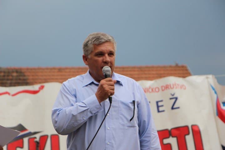 Brojne folkloraše sa otvorene pozornice rastjerala kiša /FOTO/