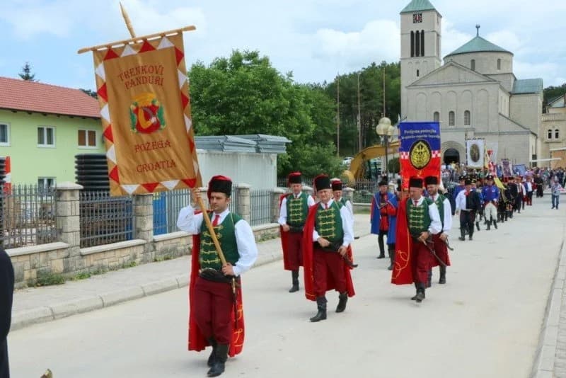 Prijateljstvo pandura i hajduka: Trenkovi panduri u Tomislavgradu predstavili požešku tradiciju  /FOTO/