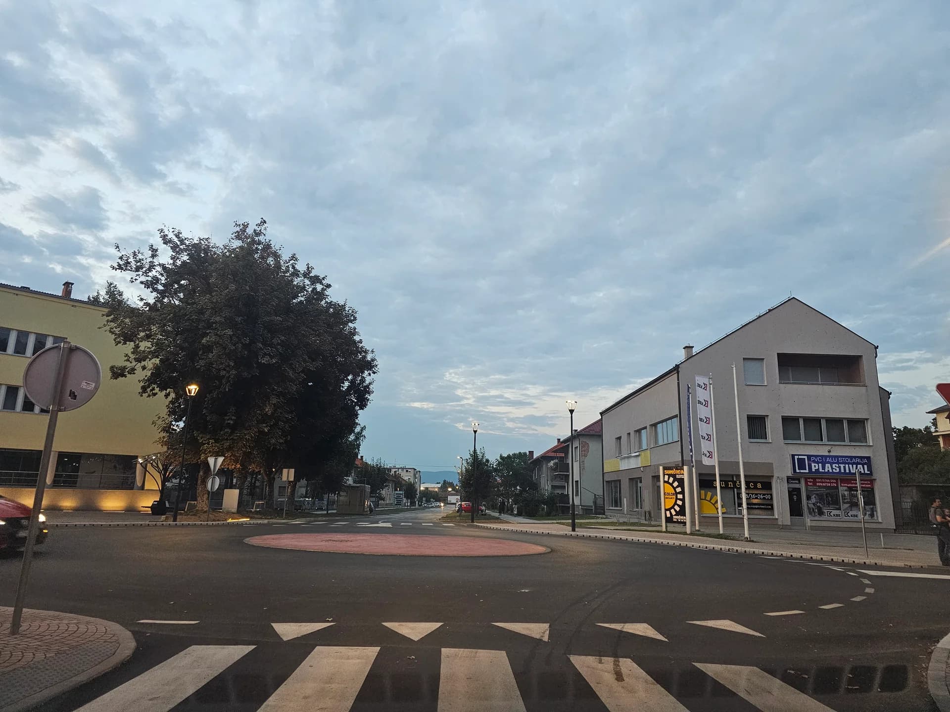 Kružni tok na raskrižju Tuđmanove i Vukovarske ulice zbog nesavjesnih vozača ugroza za sigurnost vožnje?!