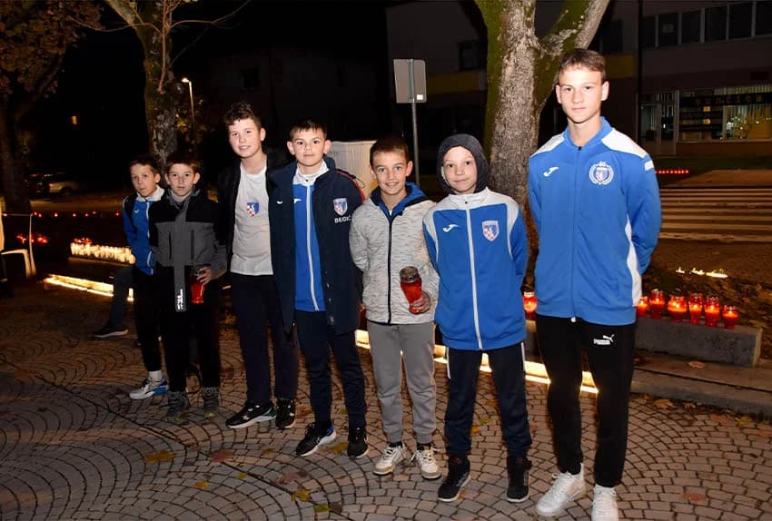 POŽEŽANI PALJENJEM SVIJEĆA U VUKOVARSKOJ ULICI ODALI POČAST VUKOVARU I ŠKABRNJI