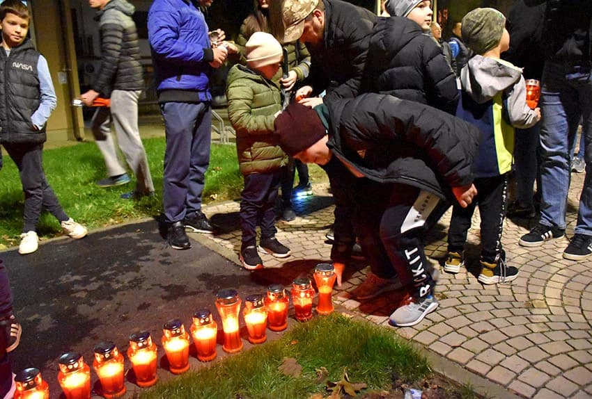 POŽEŽANI PALJENJEM SVIJEĆA U VUKOVARSKOJ ULICI ODALI POČAST VUKOVARU I ŠKABRNJI