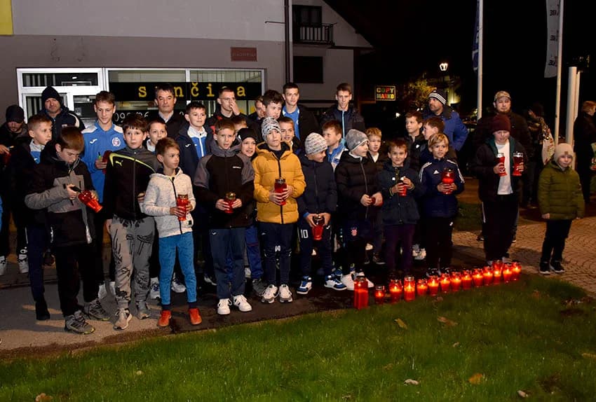 POŽEŽANI PALJENJEM SVIJEĆA U VUKOVARSKOJ ULICI ODALI POČAST VUKOVARU I ŠKABRNJI