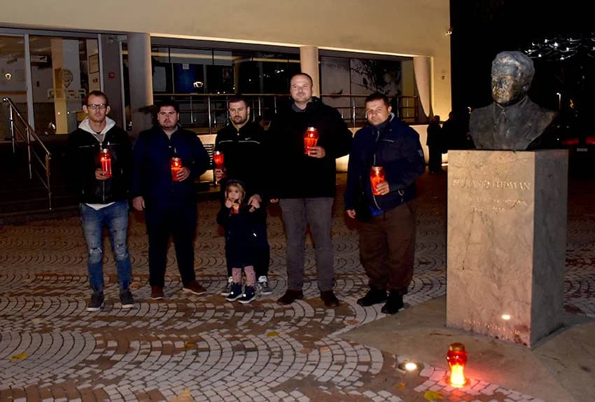 POŽEŽANI PALJENJEM SVIJEĆA U VUKOVARSKOJ ULICI ODALI POČAST VUKOVARU I ŠKABRNJI