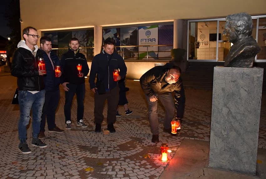 POŽEŽANI PALJENJEM SVIJEĆA U VUKOVARSKOJ ULICI ODALI POČAST VUKOVARU I ŠKABRNJI