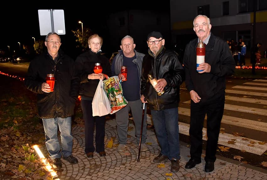POŽEŽANI PALJENJEM SVIJEĆA U VUKOVARSKOJ ULICI ODALI POČAST VUKOVARU I ŠKABRNJI