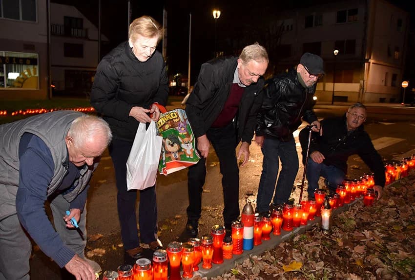 POŽEŽANI PALJENJEM SVIJEĆA U VUKOVARSKOJ ULICI ODALI POČAST VUKOVARU I ŠKABRNJI