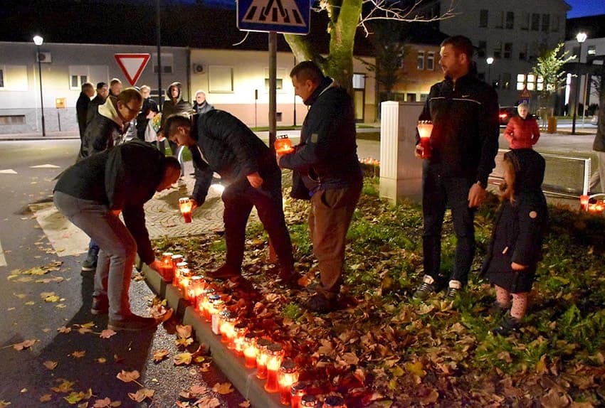 POŽEŽANI PALJENJEM SVIJEĆA U VUKOVARSKOJ ULICI ODALI POČAST VUKOVARU I ŠKABRNJI