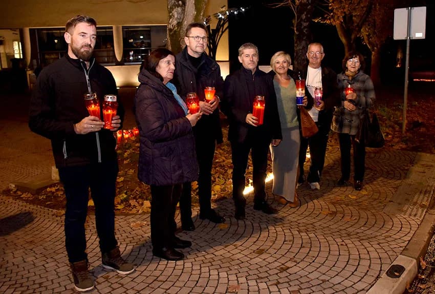 POŽEŽANI PALJENJEM SVIJEĆA U VUKOVARSKOJ ULICI ODALI POČAST VUKOVARU I ŠKABRNJI