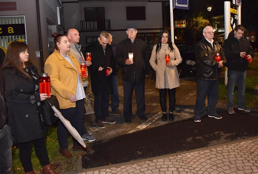 POŽEŽANI PALJENJEM SVIJEĆA U VUKOVARSKOJ ULICI ODALI POČAST VUKOVARU I ŠKABRNJI