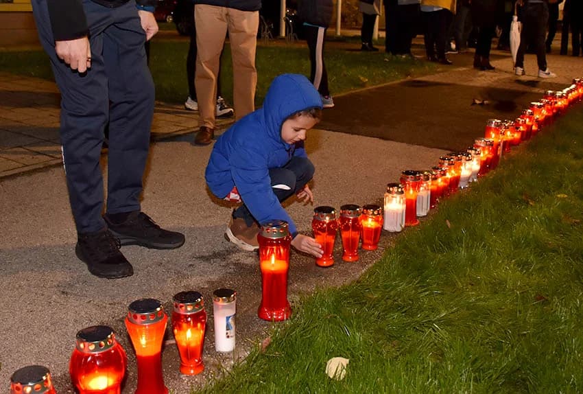 POŽEŽANI PALJENJEM SVIJEĆA U VUKOVARSKOJ ULICI ODALI POČAST VUKOVARU I ŠKABRNJI