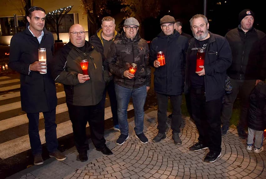 POŽEŽANI PALJENJEM SVIJEĆA U VUKOVARSKOJ ULICI ODALI POČAST VUKOVARU I ŠKABRNJI