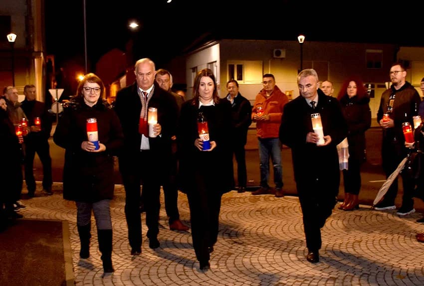 POŽEŽANI PALJENJEM SVIJEĆA U VUKOVARSKOJ ULICI ODALI POČAST VUKOVARU I ŠKABRNJI