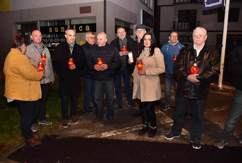 POŽEŽANI PALJENJEM SVIJEĆA U VUKOVARSKOJ ULICI ODALI POČAST VUKOVARU I ŠKABRNJI