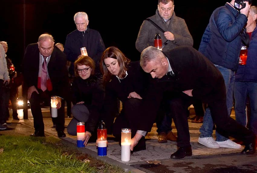 POŽEŽANI PALJENJEM SVIJEĆA U VUKOVARSKOJ ULICI ODALI POČAST VUKOVARU I ŠKABRNJI