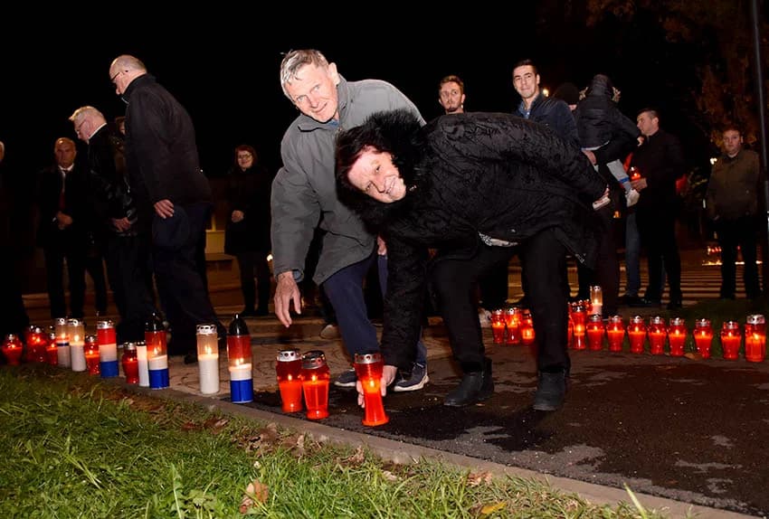 POŽEŽANI PALJENJEM SVIJEĆA U VUKOVARSKOJ ULICI ODALI POČAST VUKOVARU I ŠKABRNJI